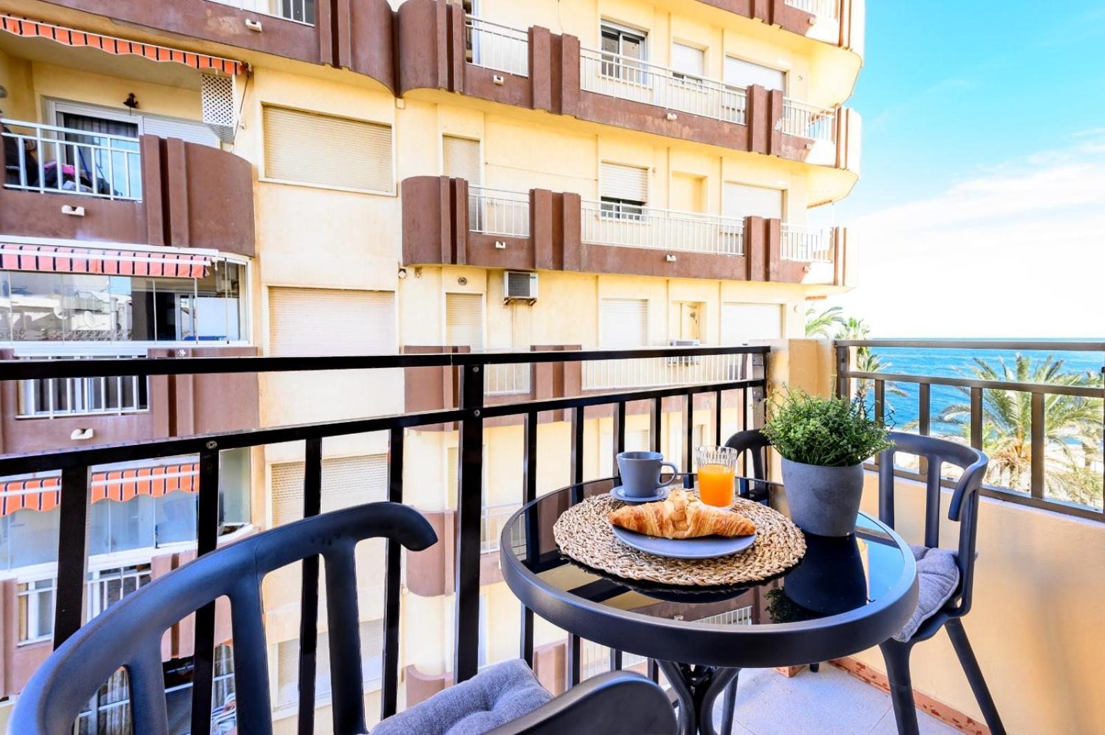El Yate In Front Of The Sea By 10Tosea Apartment Fuengirola Bagian luar foto